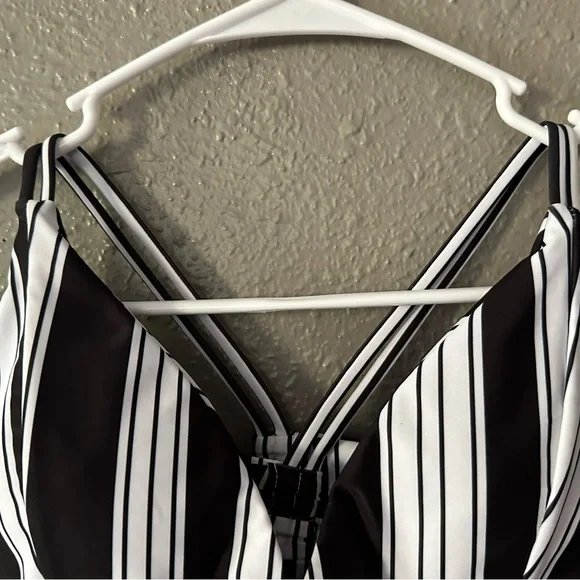 SHEIN Woman’s Size S Two Piece Bathing Suit Black and White NWOT - Picture 4 of 14